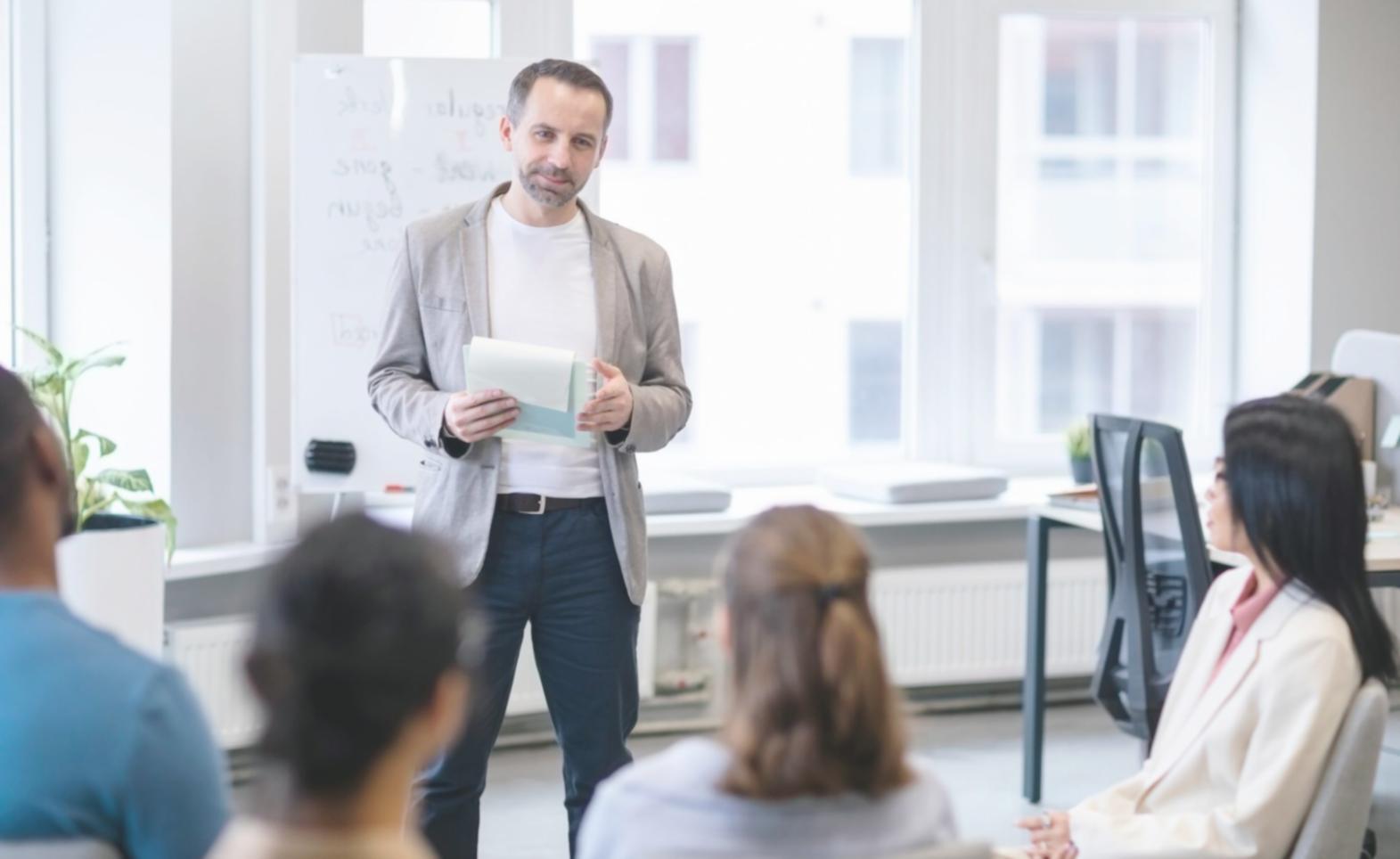 Espace de travail collaboratif moderne avec équipe en réunion stratégique